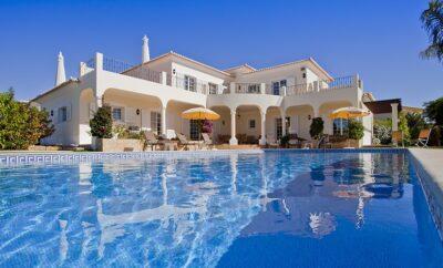 Four Bedroom Luxury Villa. Walking Distance of Town and Beach