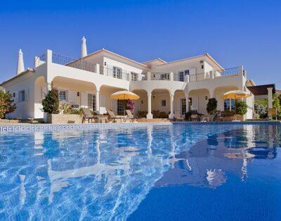 Four Bedroom Luxury Villa. Walking Distance of Town and Beach