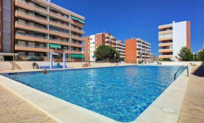 Beautiful 2 bedroom apartment in walking distance to the beach.