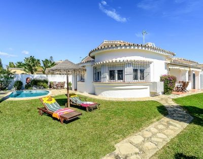 Beautiful beach villa with private pool Estepona